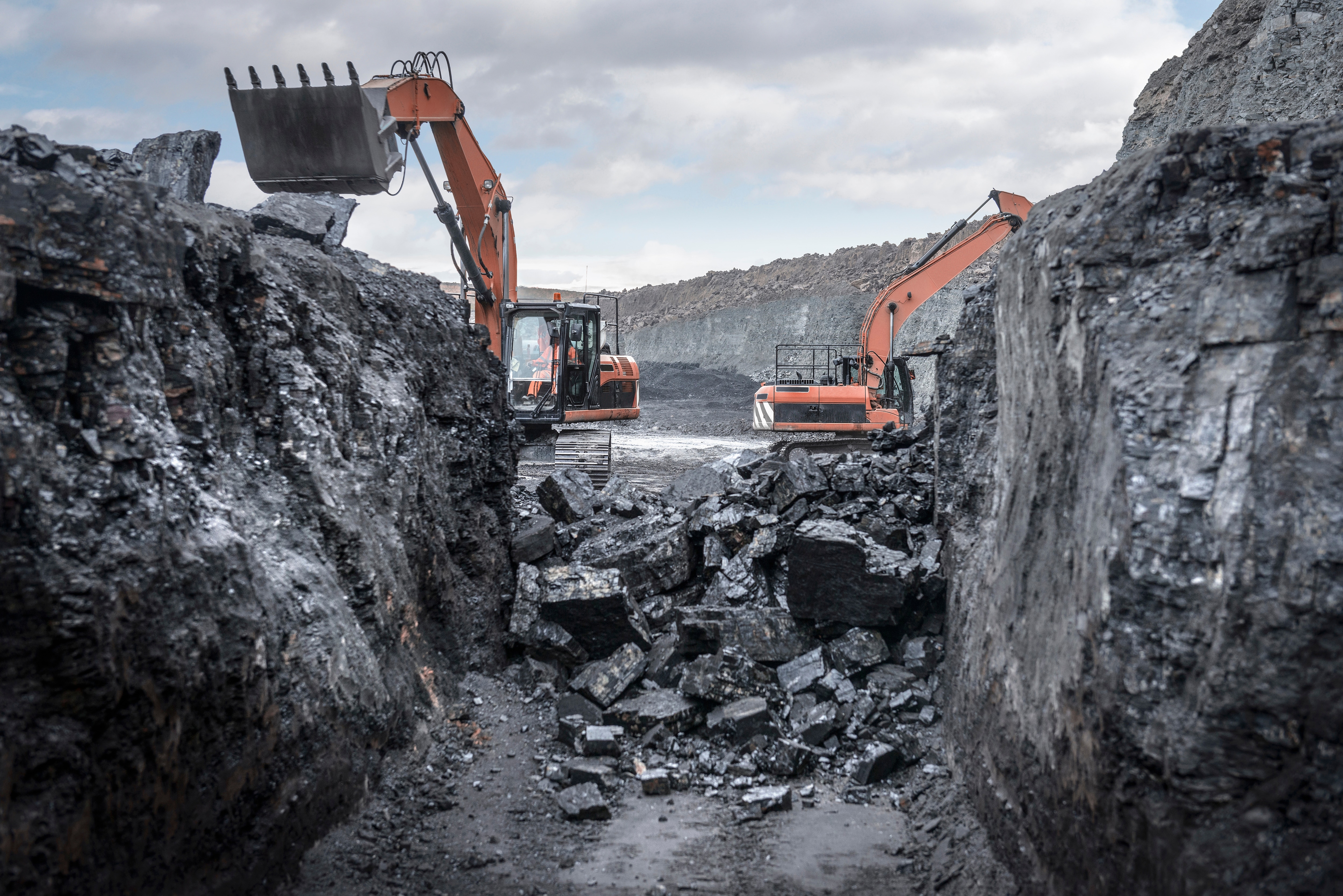 Суть угольной промышленности. Промышленность угля в Хакасии. Каменный уголь Шахты. Угольная промышленность Шахты. Добыча каменного угля.